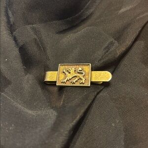 Vintage ZENTALL gold tone mystical lion design 1 1/2” tie bar